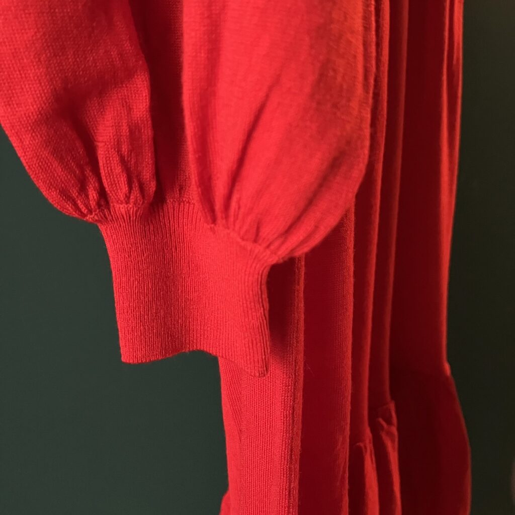赤のロングニットワンピース（袖部分）