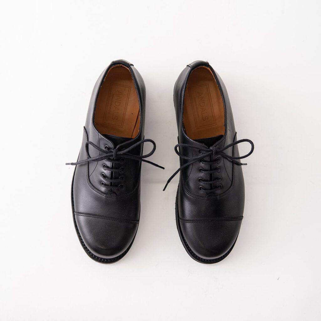 黒の皮紐靴