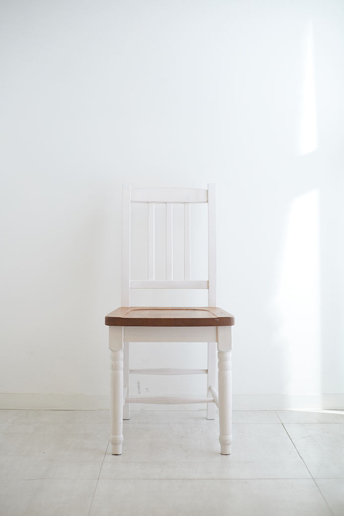 白い壁に一つの椅子①