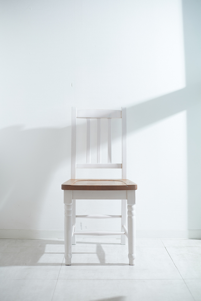 白い壁に一つの椅子②