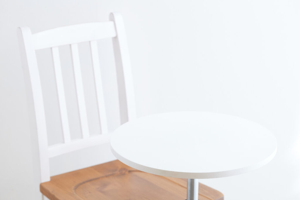 白い壁・白い椅子・白いテーブルの写真